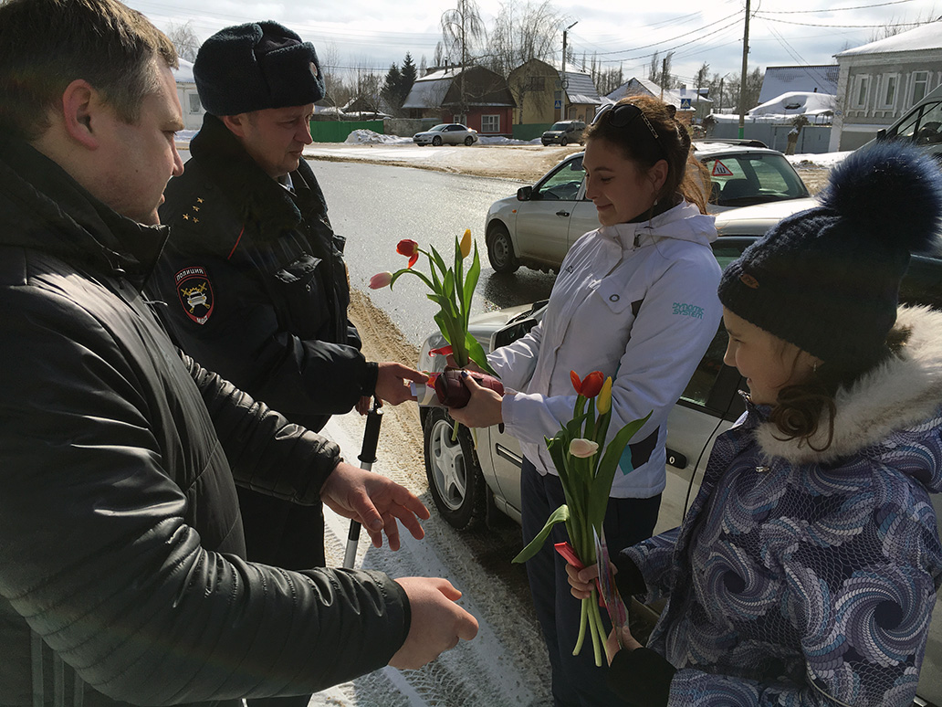 8 Марта сотрудники отдела ГИБДД ОМВД России по г. Мичуринску совместно с генеральным директором автосалона «Люкс Авто»