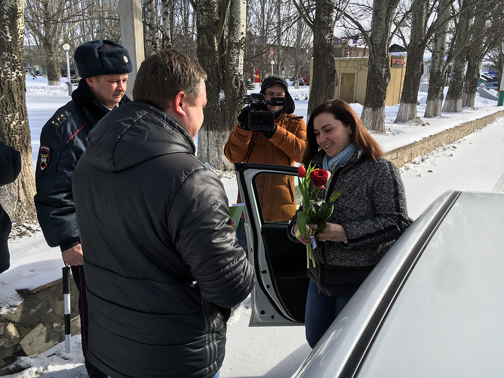 8 Марта сотрудники отдела ГИБДД ОМВД России по г. Мичуринску совместно с генеральным директором автосалона «Люкс Авто»