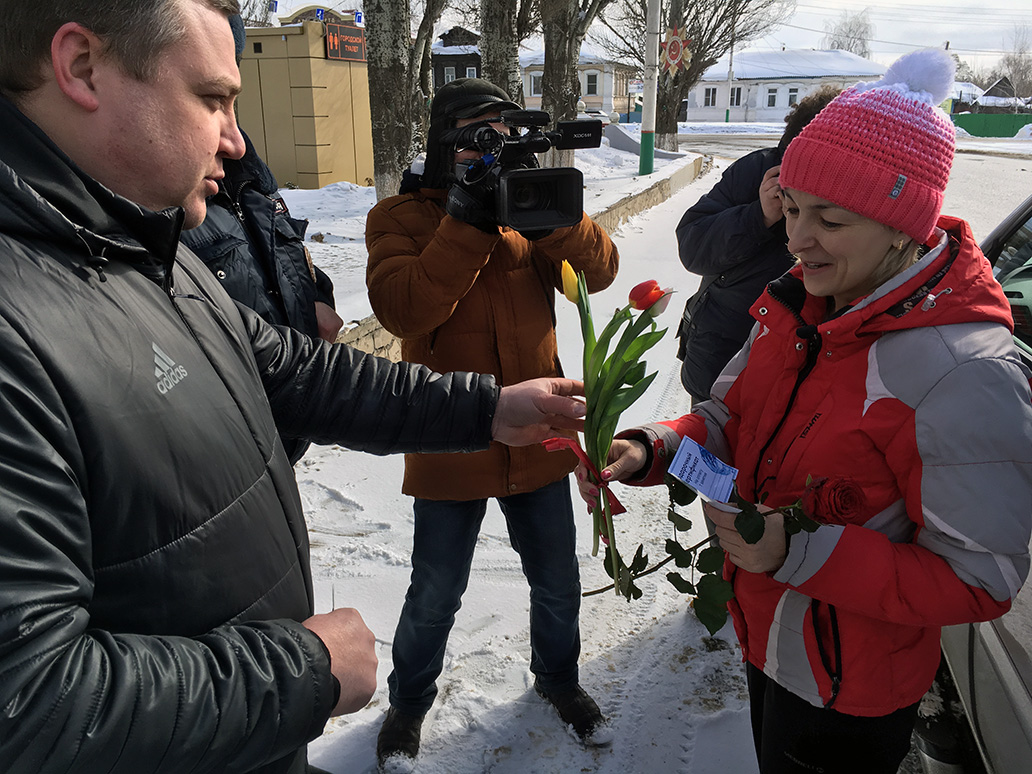 8 Марта сотрудники отдела ГИБДД ОМВД России по г. Мичуринску совместно с генеральным директором автосалона «Люкс Авто»
